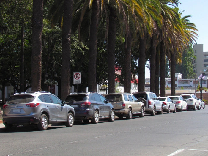 Carros estacionados na rua. Entre eles, alguns SUVs, representando suvs mais roubados em sp.